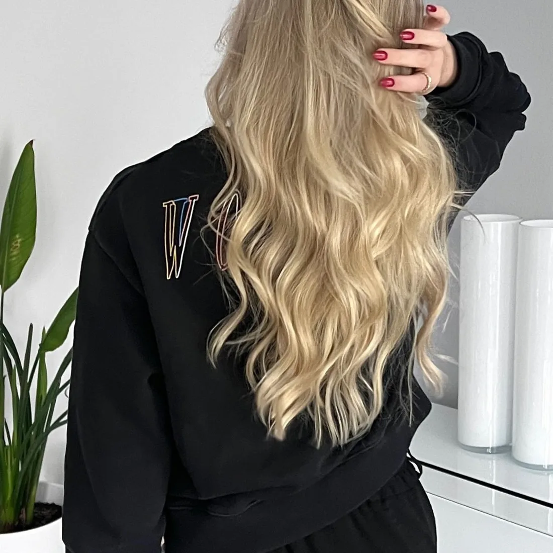 Blonde Wellen, von hinten